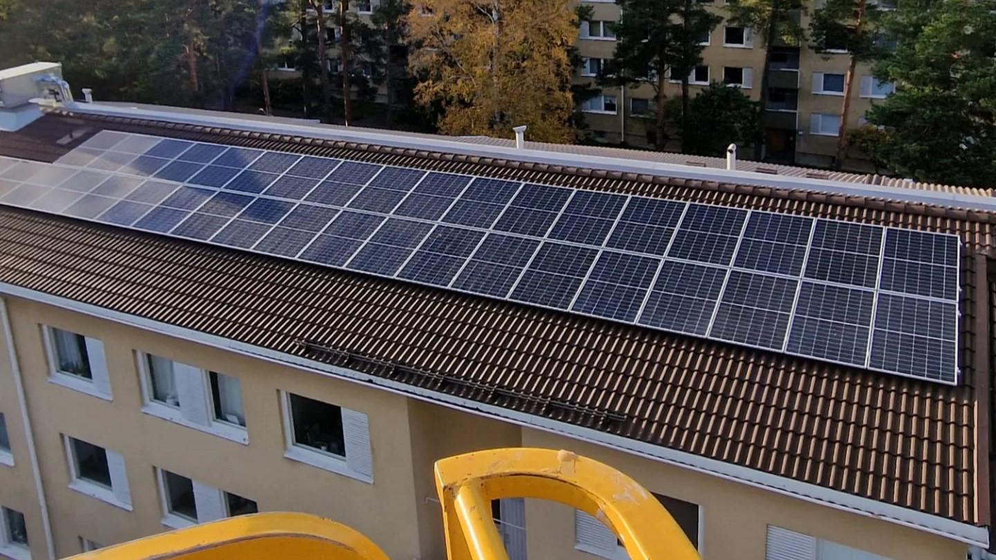Aurinkopaneelit ja katon pinnoitus: näin pidennät aurinkopaneelien ikää ja tehokkuutta
